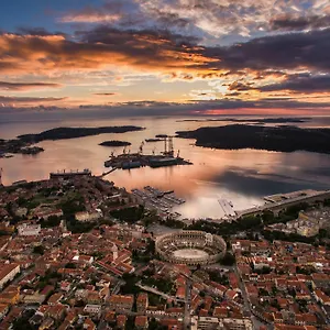 4* krevet i doručak Pula City Center Accommodation With Free Parking